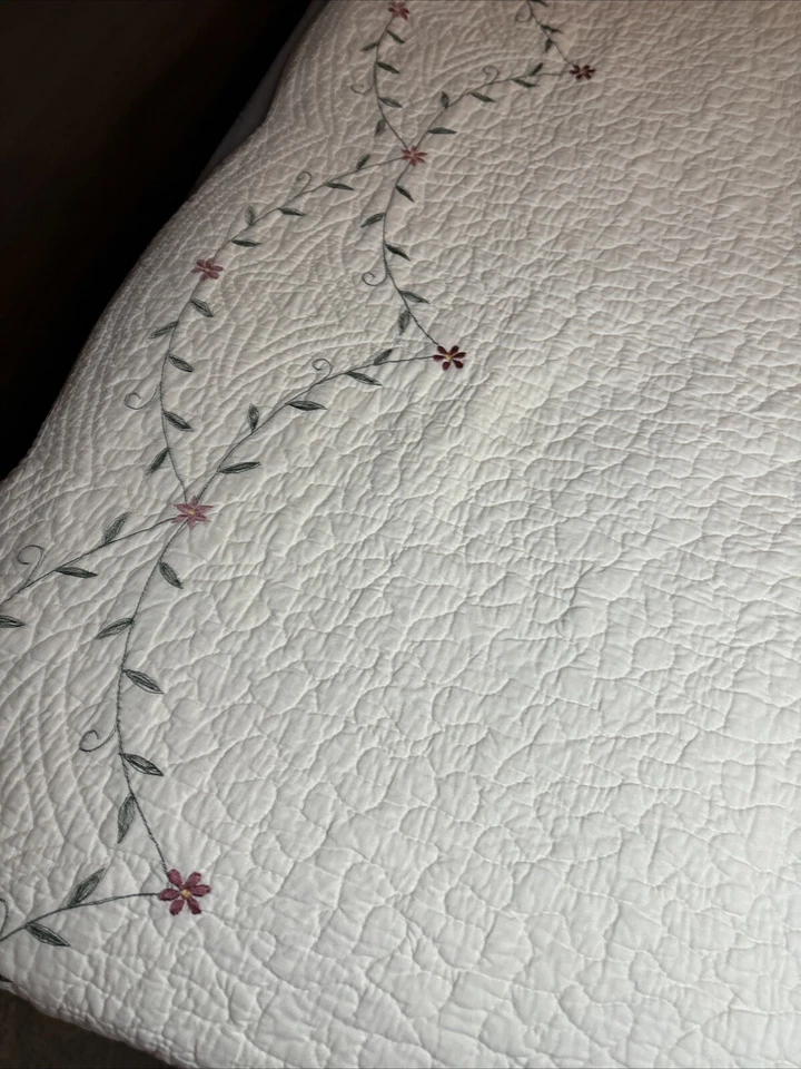 Edredón King Vintage Bordado Floral Marfil Rosa 99” X 110” Shabby Chic Raro Foto 3 de 4