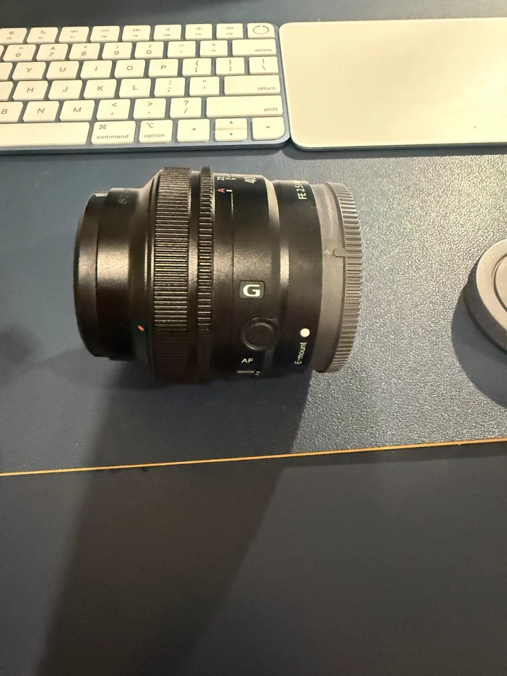 Lente Sony estándar de longitud focal única FE 40 mm F2,5 G G montura E SEL40F25G Foto 2 de 4
