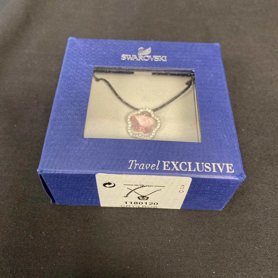 Colar pingente de flor de cristal rosa Swarovski 1180120 CRY/LROS pavê tom prata - Imagem 2 de 4
