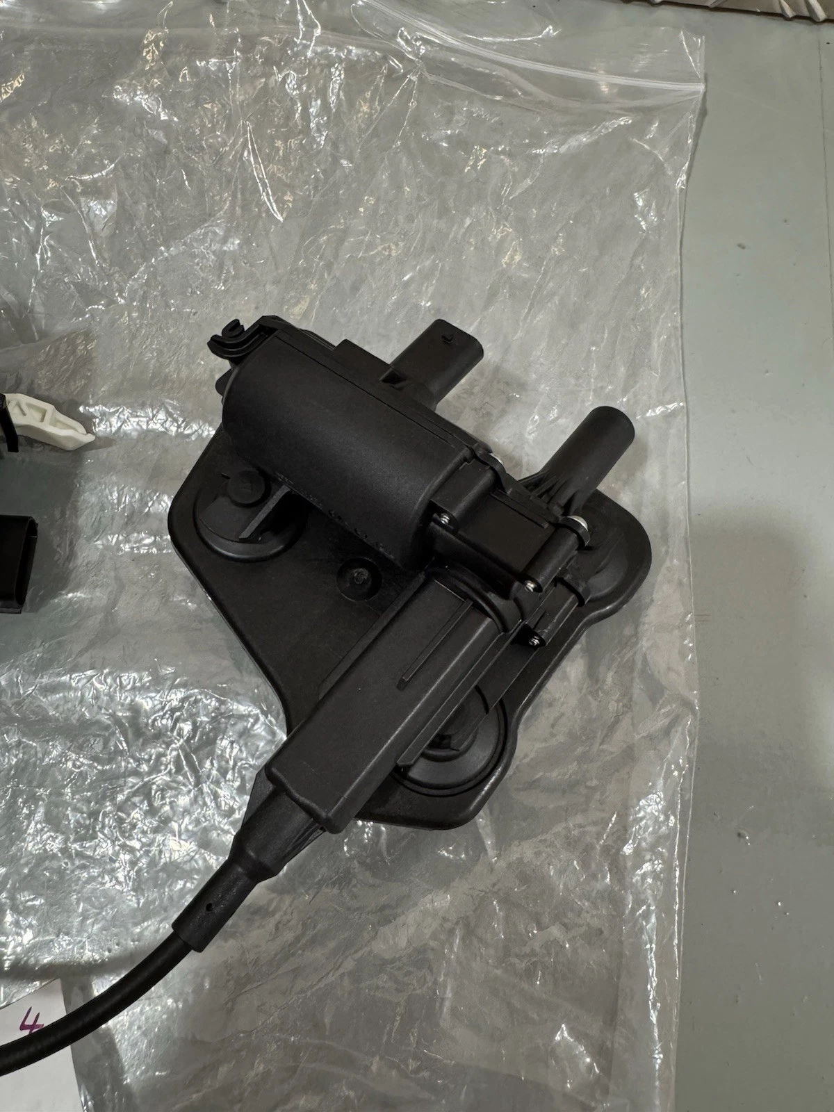 Aston Martin DBX 2020+ AM8 Tailgate Boot Power Lock MY83-F442A66-AA Brand New 4