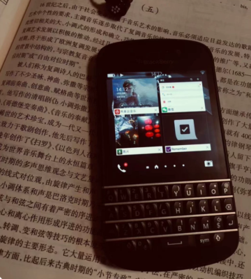 BlackBerry Q10 Unlocked LTE Smartphone 16GB + 2GB RAM — QWERTY