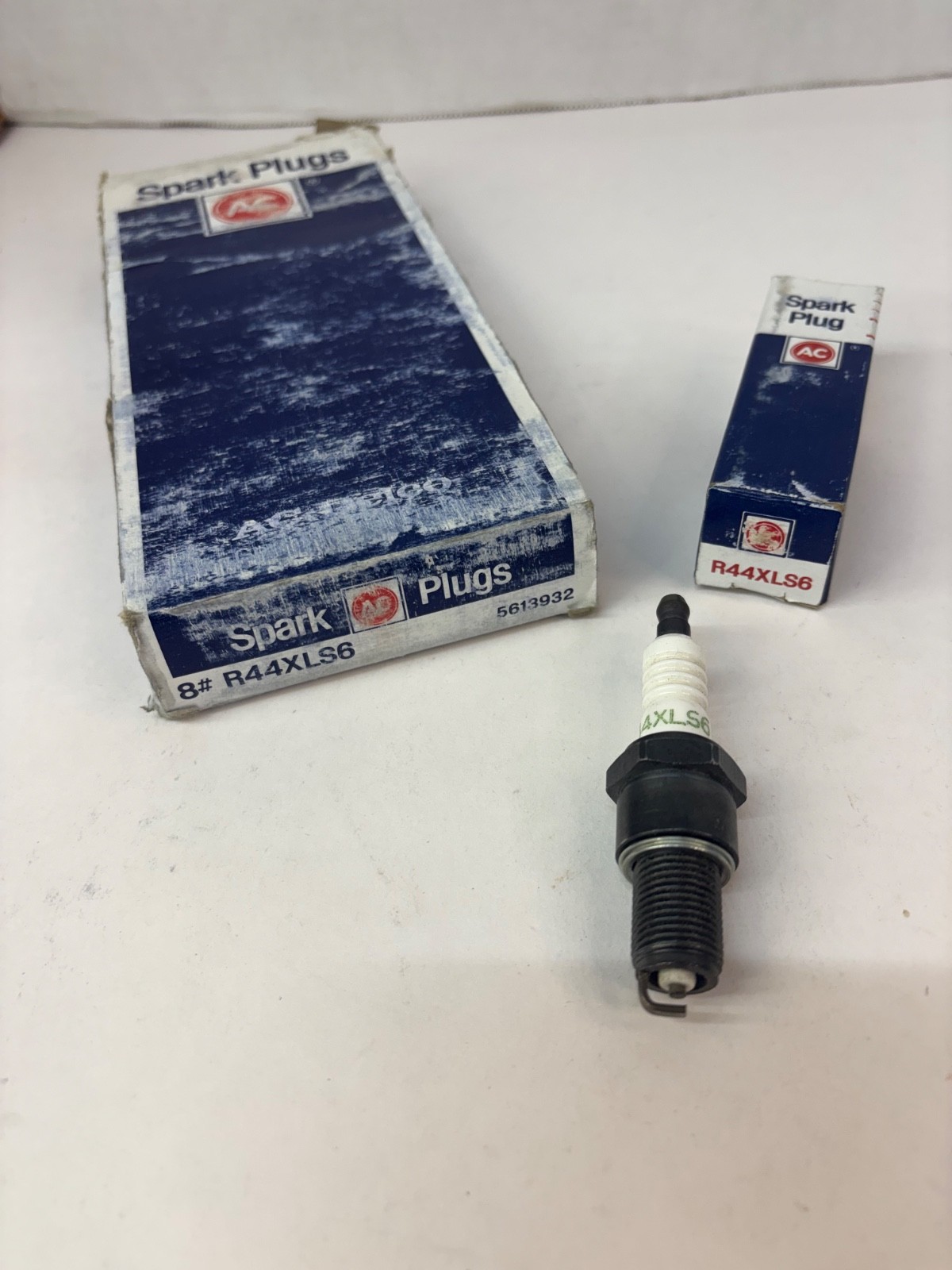 NOS AC DELCO #R44XLS6 GM #5613932 8 SPARK PLUGS