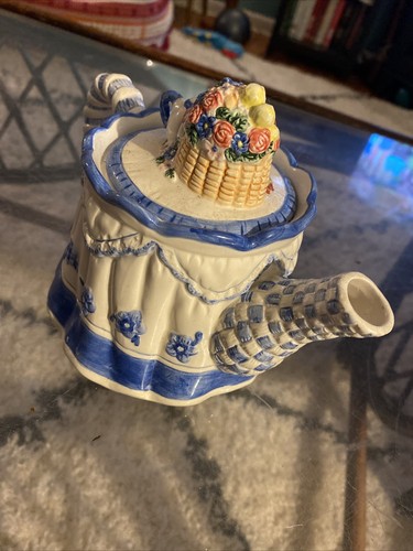 Avon White & Blue Ceramic Teapot -Cat, Basket of Flowers, Hat, Umbrella - Picture 6 of 9
