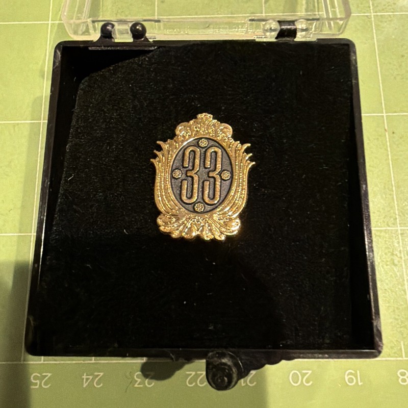 Disneyland Club 33 Logo Members Only Lapel Pin Gold 