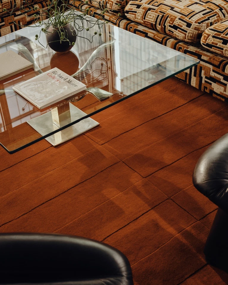 Alfombra Nordic Knots marrón claro - una alfombra de lana acolchada a mano disponible en cualquier tamaño Foto 2 de 4