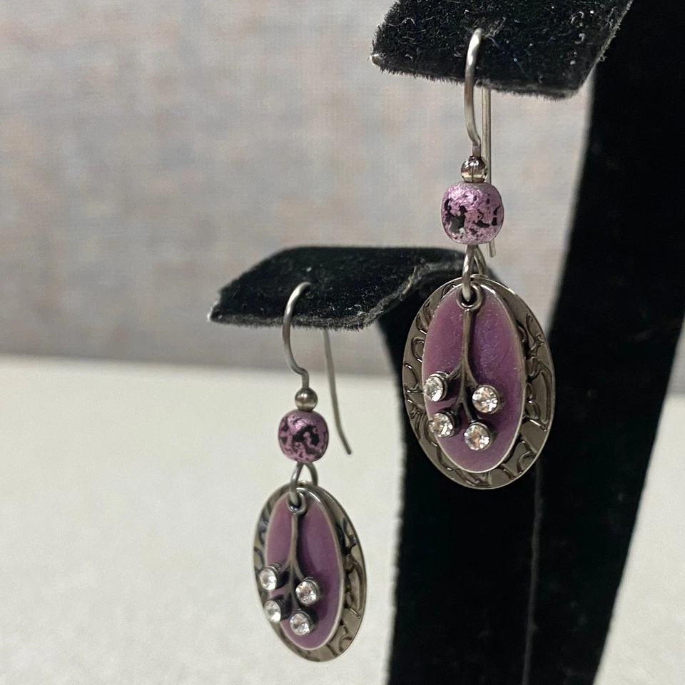 Pendientes colgantes ovalados morados con detalles de pedrería elegantes regalo para ella Foto 3 de 4