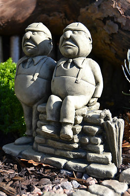Tweedle Dum und Tweedle Dee Alice im Wunderland Stein Gartenornament
