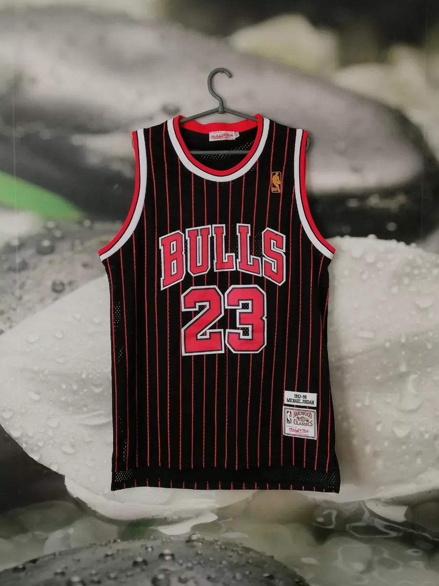 Mitchell & Ness Chicago Bulls Authentic Michael Jordan #23 Black 1997/98 Hardwood Classics Alternate Jersey (Small) : Sports & Outdoors