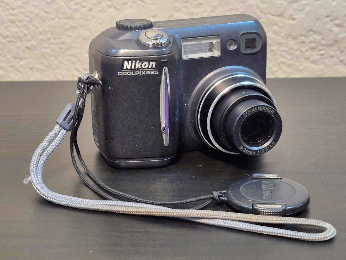Nikon Coolpix 885 Digital Camera 3.2 MP + Battery 2 GB Memory Card