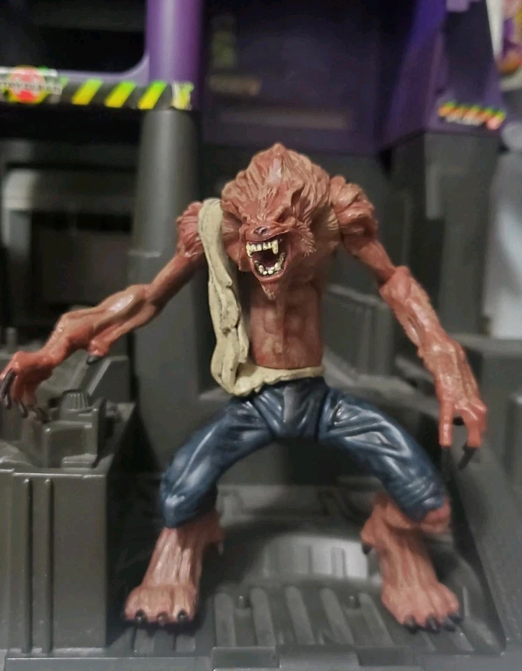 Vintage McFarlanes Monsters Werewolf Playset Figure 1997 Incomplete Loose 1:18 - Image 2 of 4