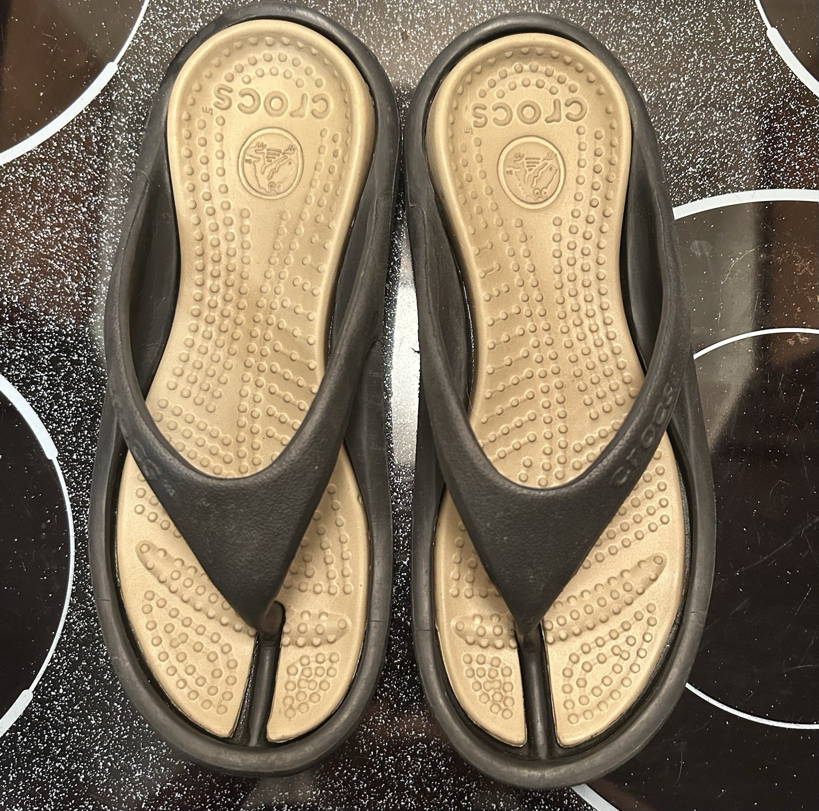Crocs Flip Flops Sandals Womens 6 Men’s 4 Black Tan Beach Shoes-image