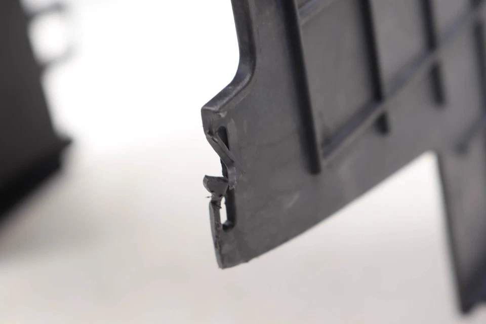 2015–2018 AUDI Q3 QUATTRO — держатель аккумулятора/крышка TRIM 3C0915336A - Изображение 3 из 4