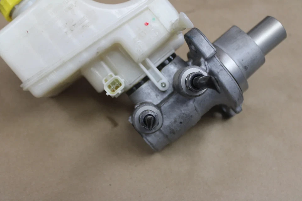 Cargador Dodge 2009-2023 cilindro maestro de freno con botella de depósito OEM Foto 4 de 4