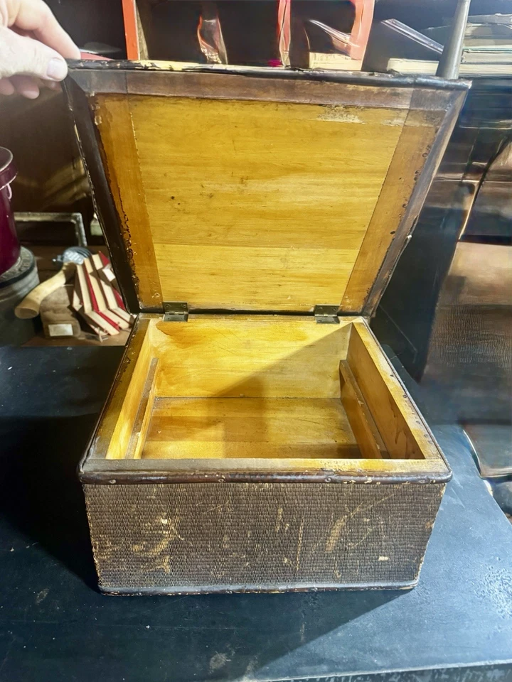 Antiguo baúl de ratán tejido de madera con ramas Foto 4 de 4