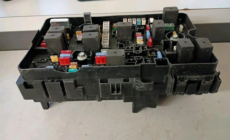 2017-2021 Chrysler Pacifica / Voyager centro de distribuição de energia / caixa de fusíveis original de fábrica - Imagem 4 de 4