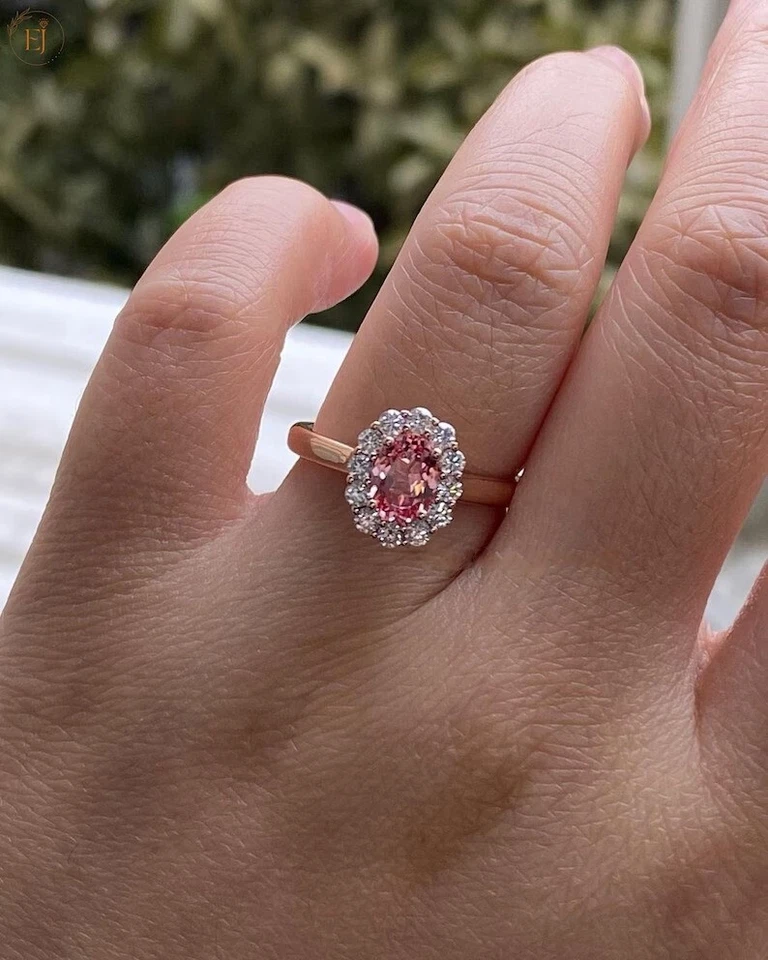 Alianza ovalada de diamantes y zafiro rosa natural ovalada de 2,10 quilates acabado oro rosa de 14 k 6 Foto 2 de 4