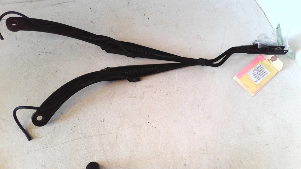 2006 Buick Lucerne Windshield Wiper Arm Passenger, Windshield Wiper Arm Driver - Image 3 of 4