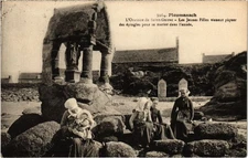 Old postcard PLOUMANACH - L'Oratoire de St-GUIREC - Les Juenes Filles vienent (103426)
