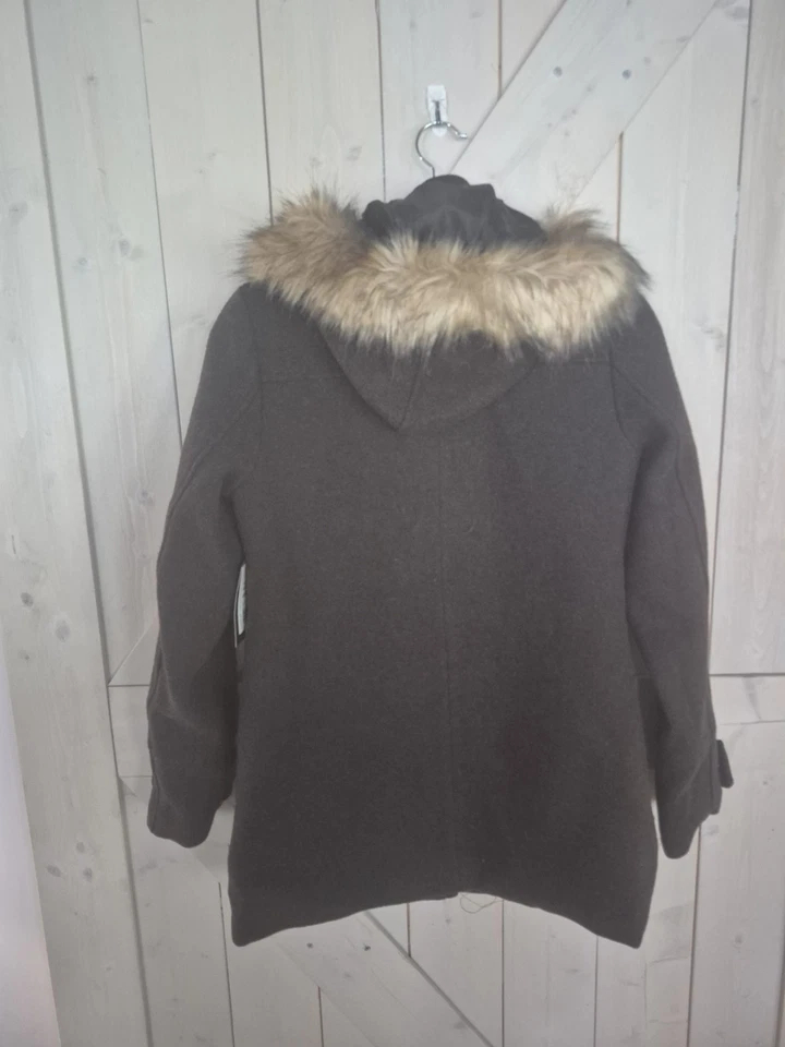 Chaqueta pequeña marrón Stitch Fix Coffee Shop New York con capucha extraíble de piel Foto 3 de 4