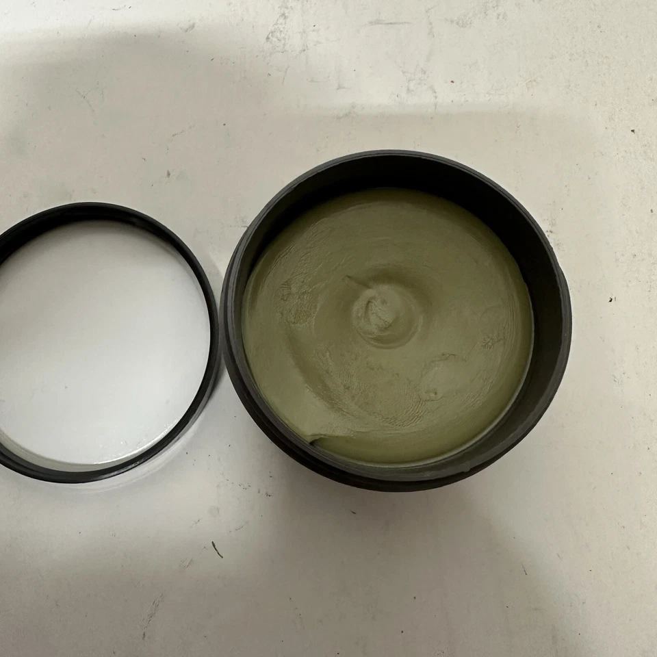 Masilla con textura Redken para hombre Outplay control máximo 3,4 OZ Foto 2 de 2