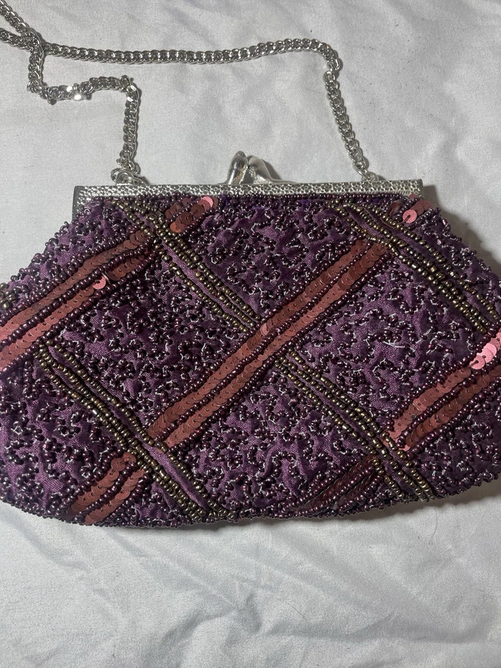 Cartera sin asas K C Malhan con cuentas de lentejuelas cierre a presión púrpura con herrajes plateados Foto 3 de 4