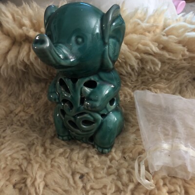 GC Fragrance LUSTERWARE Lucky Sitting  Elephant Sachet Potpourri Holder 7 