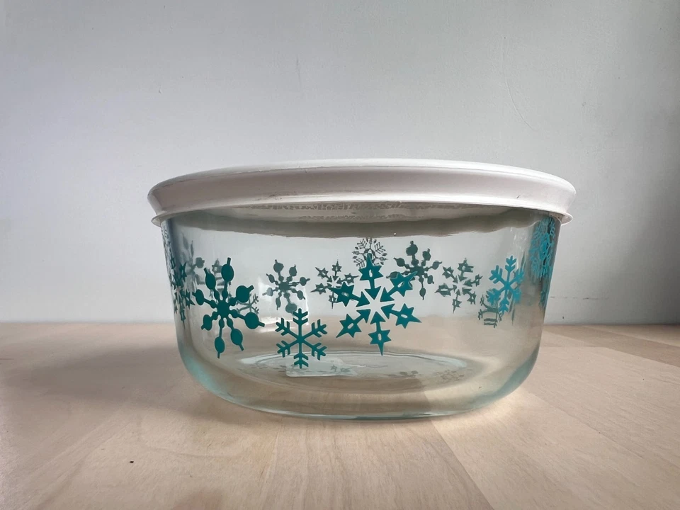 Pyrex Glass 1qt 4 cup Storage Bowl 7201 Holiday Turquoise Snowflakes White Lid - Image 3 of 4