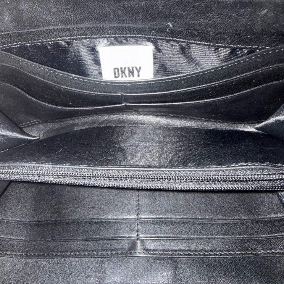 This is a DKNY black leather zip-around wallet - Image 4 of 4