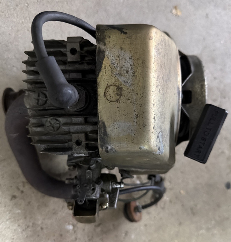 Toro S-200 38130 snowblower 2 stroke Engine great compression w/Carb. RUNS GREAT