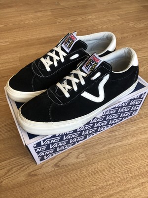 vans negra con blanco