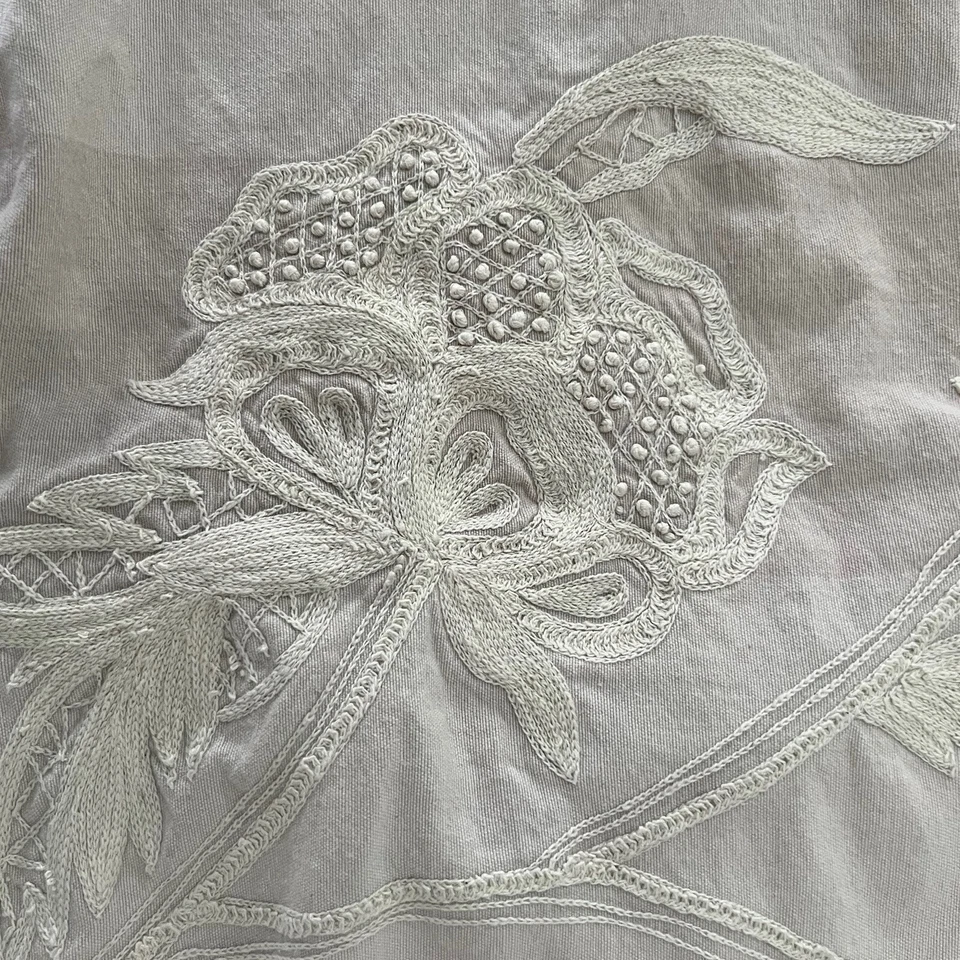 Pine Cone Hill Palma Crewel Almohada Euro Cuadrada Falsa Beige Bordado Lazo Atrás Foto 4 de 4