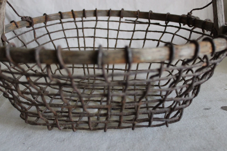 BIG ANTIQUE FOLK ART HANDCRAFTED CLAM BASKET WOOD METAL CARVED HANDLE CAPE COD - Image 2 of 4