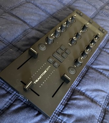 Native Instruments Traktor Kontrol Z1 MK2 DJ Mix Controller