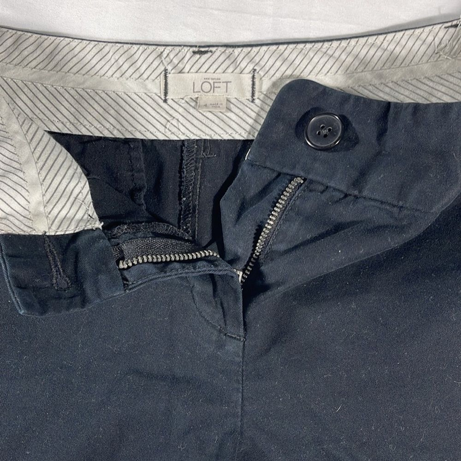 LOFT womens black basic flat front 3.5" inseam ch… - image 5