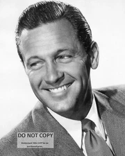 ACTOR WILLIAM HOLDEN - 8X10 PUBLICITY PHOTO (AB-517)
