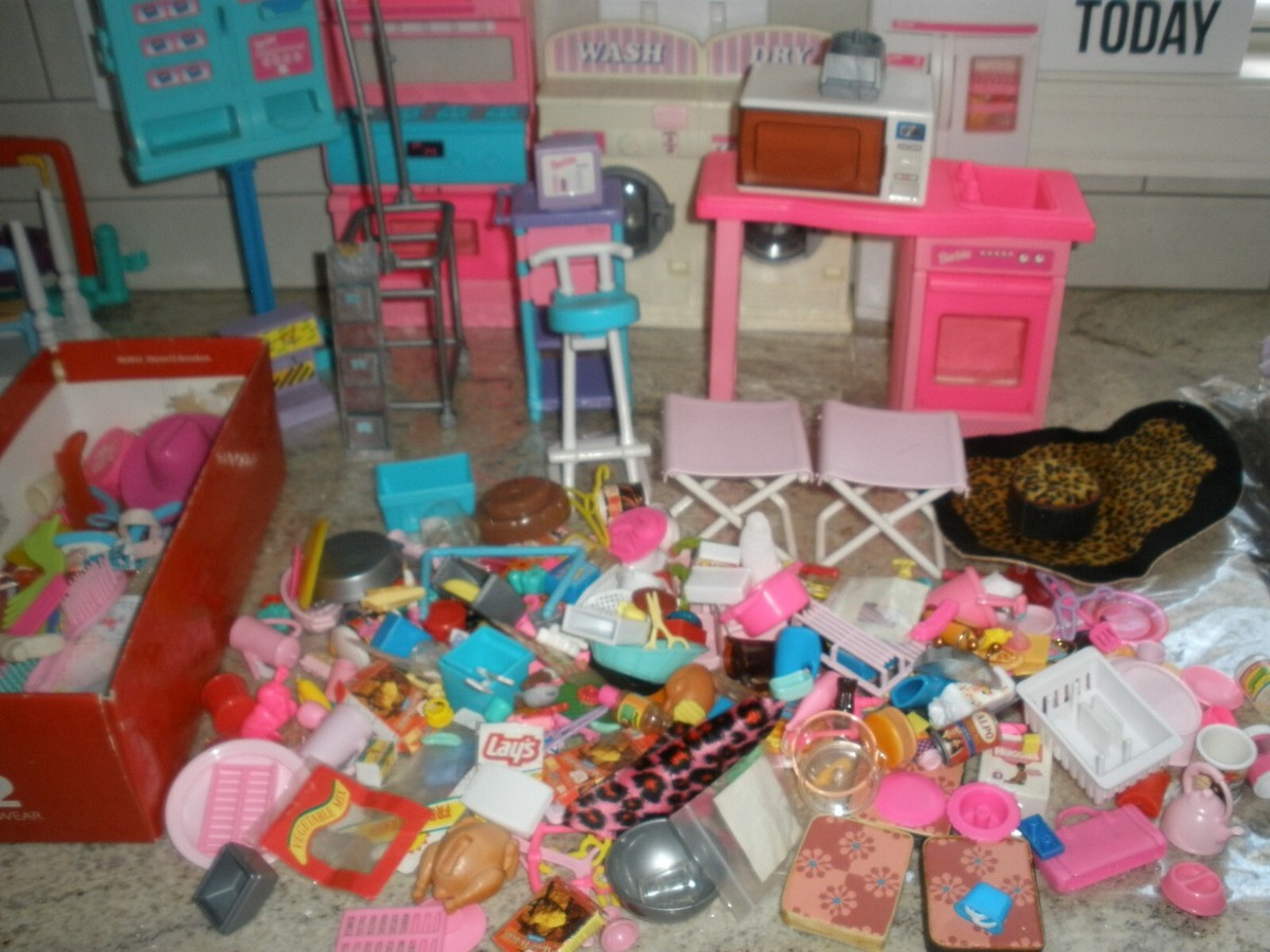 GRANDE LOT DE Barbie Et Autres Accessoires Poupées Vêtements Cuisine Vintage EUR 120,00 - FR