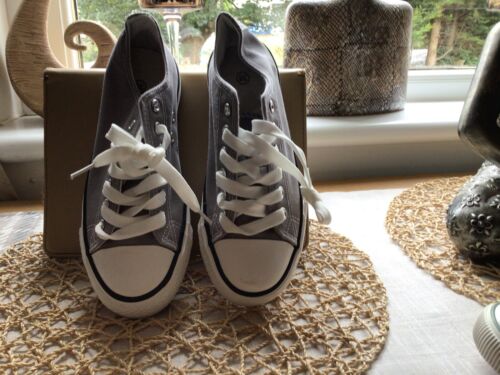 Ladies canvas Grey/white Trainers NEW Size 3 - Photo 1/4