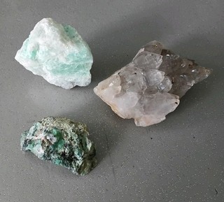 LOT DE 3 PIERRES AMAZONITE CRISTAL BERYL