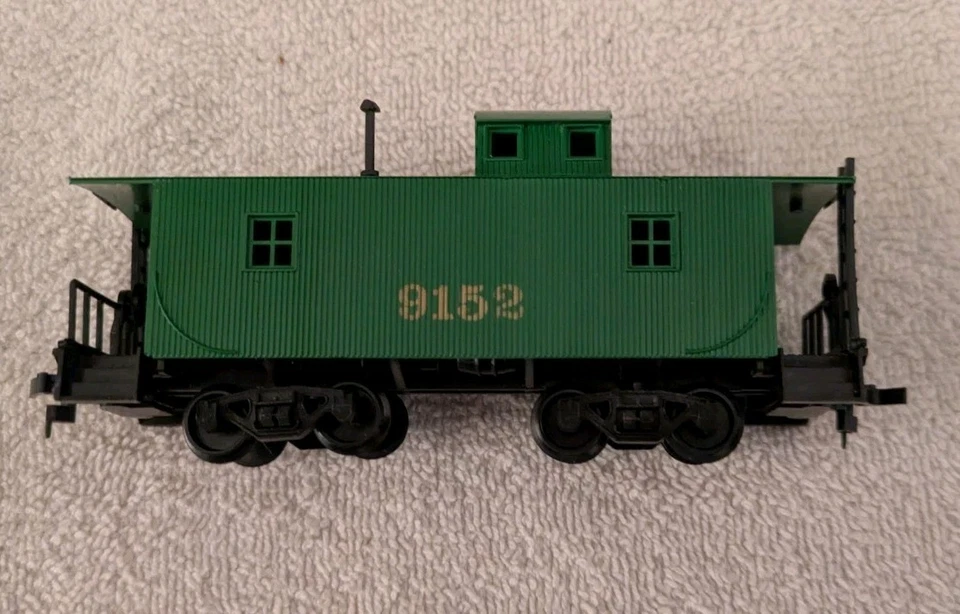 MODEL POWER HO WOOD CABOOSE #9152. *Can Include Northern Pacific Decals Free* - Image 2 of 4