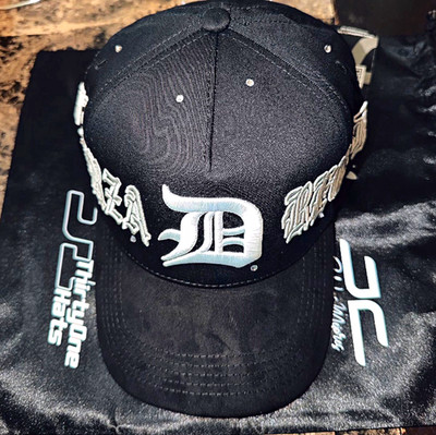 Dandy hats X Fuerza Regida Crystals  /Bolsa anti polvo  /Etiquetas 