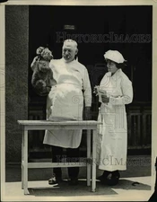 1923 Press Photo Dr Cy De Fry & nurse with a baby lion cub - nex82429