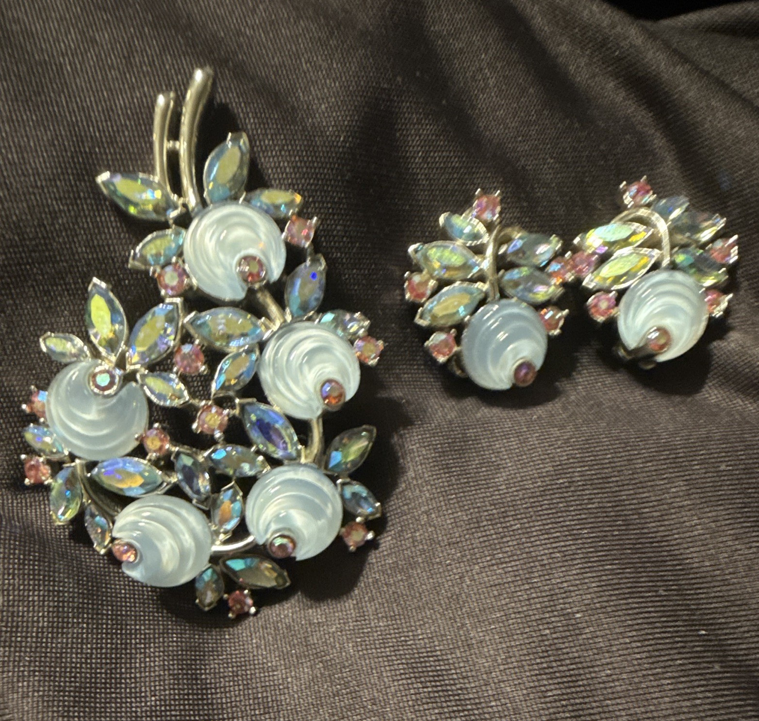 VTG Trifari 1950s moulded rose floral brooch w/ clip ons Aurora Borealis crystal