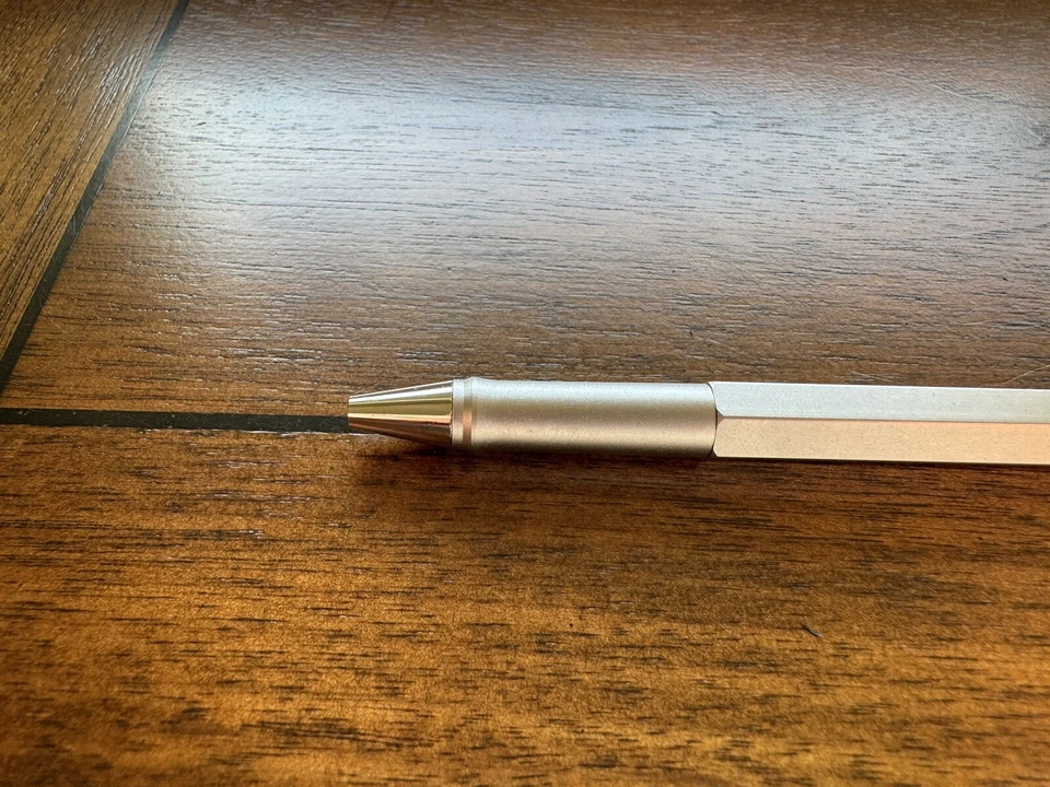 Bolígrafo Rotring Newton plateado Foto 3 de 4