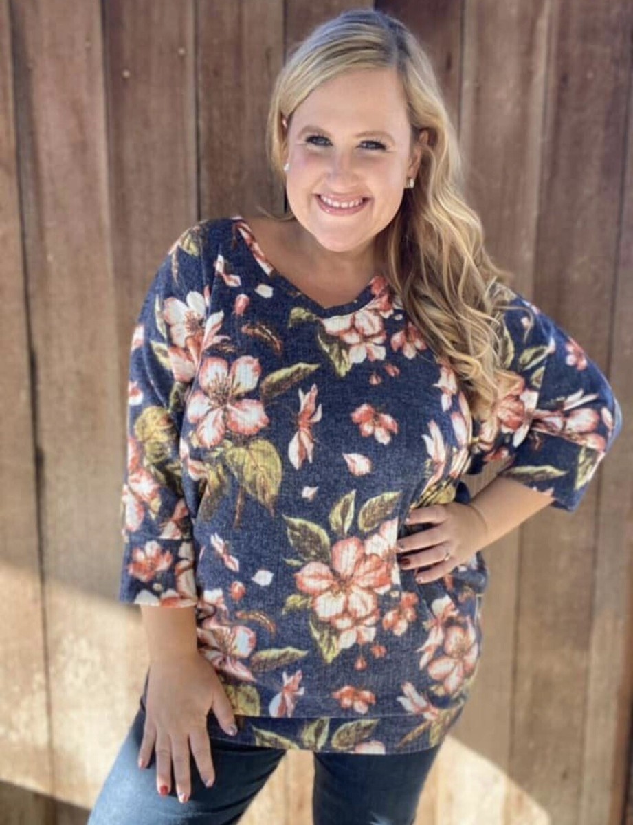 Small Lularoe Naomi floral tunic top 3/4 sleeve Blue Small Lularoe Naomi floral tunic top 3/4 sleeve Blue