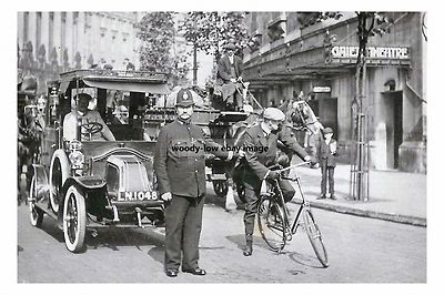 rp16858 - Verkehrspolizist vor Gaiety Theatre, London - Druck 6x4
