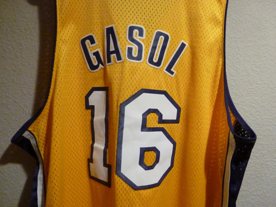 Camiseta Adidas Los Angeles Lakers Pau Gasol #16 tamanho adulto 2XL costurada em excelente estado usado - Imagem 4 de 4