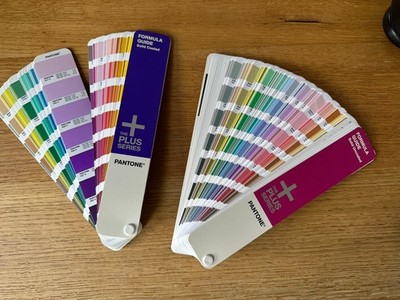Pantone Farbfächer Formula Guide Solid Coated & Uncoated Plus Series Set mit OVP