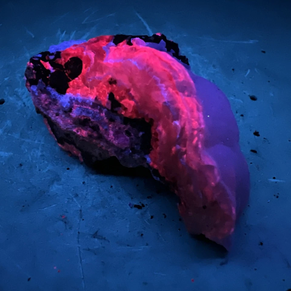 Fluorescent Smithsonite El Potosi Mine, Santa Eulalia, Chihuahua, Mexico 58 g - Image 2 of 4