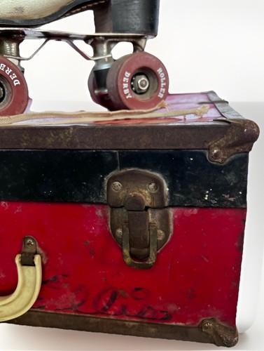 Pattini a rotelle bianchi vintage in scatola portaoggetti manico rosso bianco accenti metallo - Foto 9 di 15