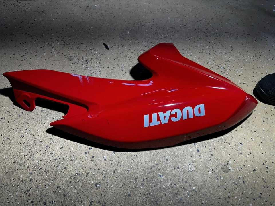 Cubierta del tanque de carrocería izquierda Ducati Hypermotard 939 OEM roja completa con panel interior Foto 2 de 4